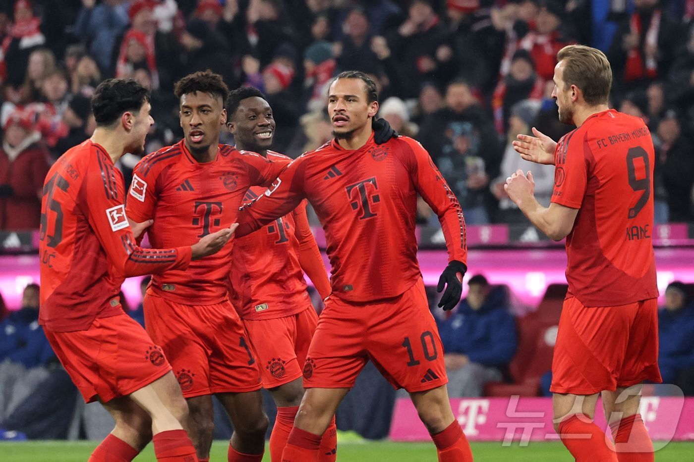 본문 이미지 - 바이에른 뮌헨은 16일(한국시간) 열린 2024-25 독일 분데스리가 호펜하임전에서 5-0으로 크게 이겼다. ⓒ AFP=뉴스1
