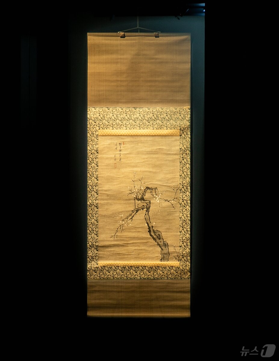 본문 이미지 - 단원 김홍도 작 '백매'. (대구간송미술관 제공)