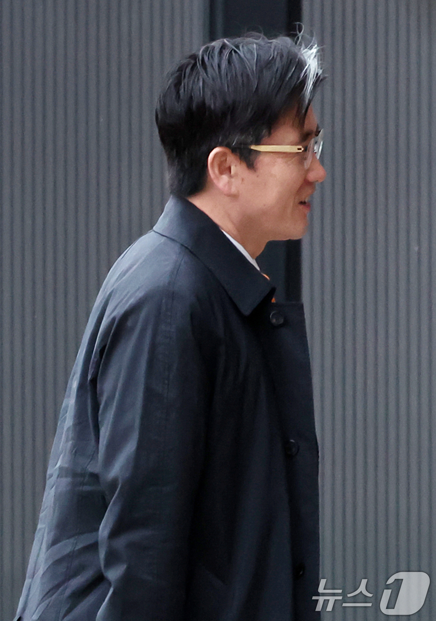 (과천=뉴스1) 민경석 기자 = 오동운 고위공직자범죄수사처(공수처) 처장이 16일 오전 경기 과천 공수처로 출근하며 밝게 웃고 있다. 2025.1.16/뉴스1