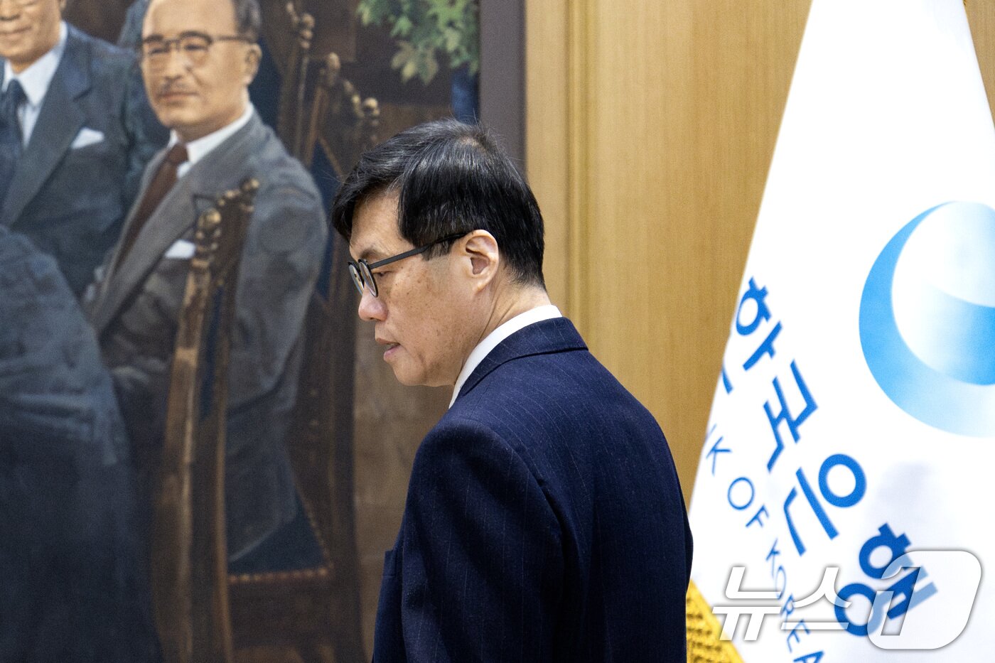 본문 이미지 - 이창용 한국은행 총재가 16일 오전 서울 중구 한국은행에서 금융통화위원회에 참석하고 있다. 2025.1.16/뉴스1 ⓒ News1 사진공동취재단