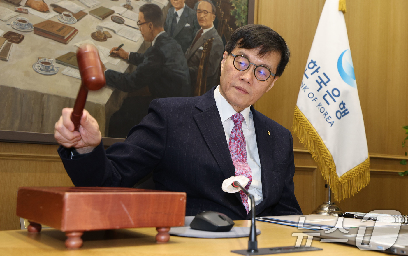 (서울=뉴스1) 사진공동취재단 = 이창용 한국은행 총재가 16일 오전 서울 중구 한국은행에서 열린 금융통화위원회 본회의에서 의사봉을 두드리고 있다. 2025.1.16/뉴스1