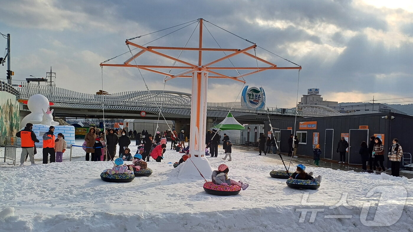 본문 이미지 - 보은군 보은읍 시가지를 흐르는 보청천 하상주차장에 조성한 무료 얼음·눈썰매장을 찾은 어린이들이 즐거운 시간을 보내고 있다. (보은군 제공) /뉴스1 