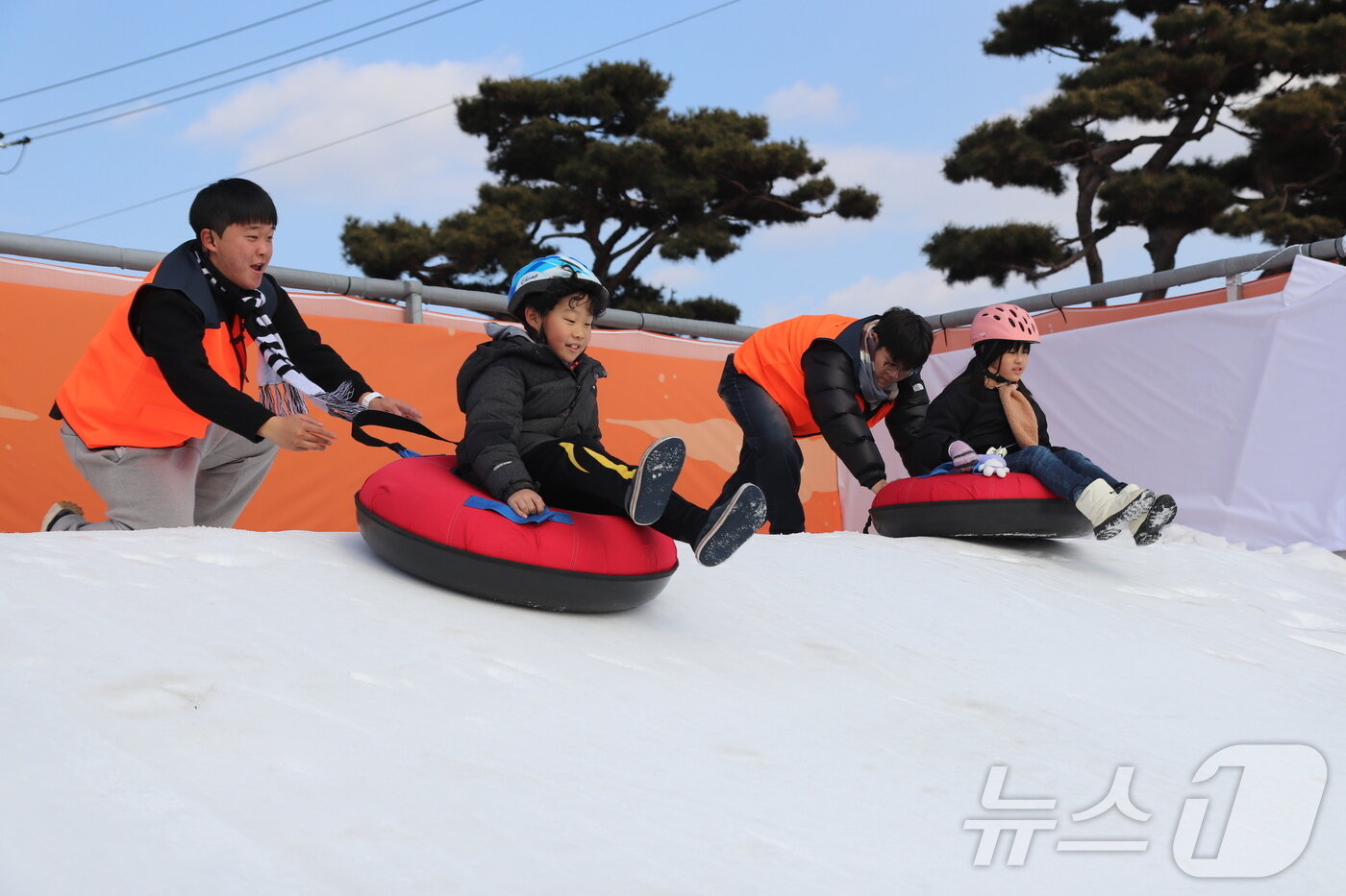 본문 이미지 - 충북 보은군 보은읍 시가지를 흐르는 보청천 하상주차장에 조성한 무료 얼음·눈썰매장을 찾은 어린이들이 즐거운 시간을 보내고 있다. (보은군 제공) /뉴스1  
