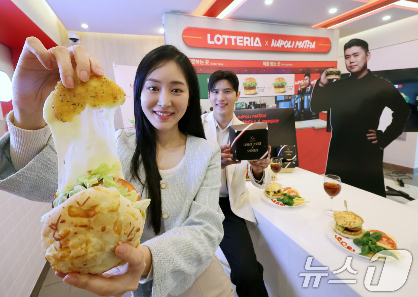 (서울=뉴스1) 황기선 기자 = 16일 서울 용산구 롯데리아 숙대입구역점에서 모델들이 '나폴리맛피아 모짜렐라버거' 2종을 소개하고 있다.롯데리아는 '모짜렐라 버거' 출시 10주년을 …