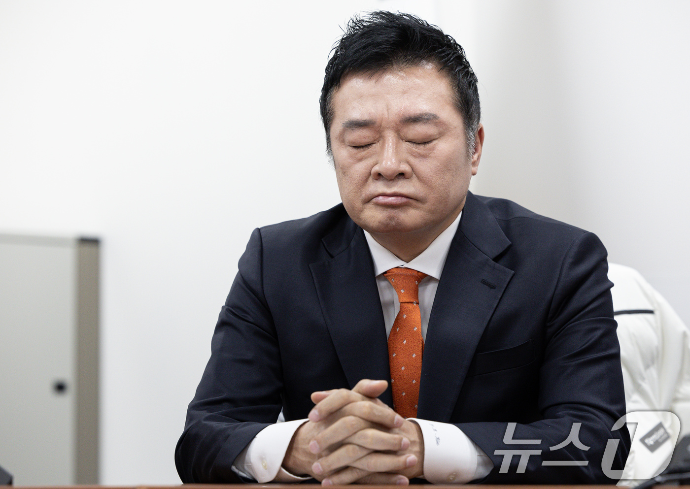 (서울=뉴스1) 이재명 기자 = 김철근 전 개혁신당 사무총장이 16일 오전 서울 여의도 국회에서 열린 최고위원회의에 자리하고 있다. 2025.1.16/뉴스1