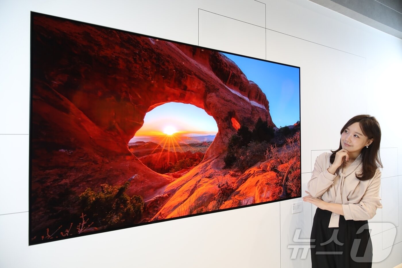 본문 이미지 - LG디스플레이의 4세대 OLED TV 패널.&#40;LG디스플레이 제공&#41; ⓒ News1 한재준 기자