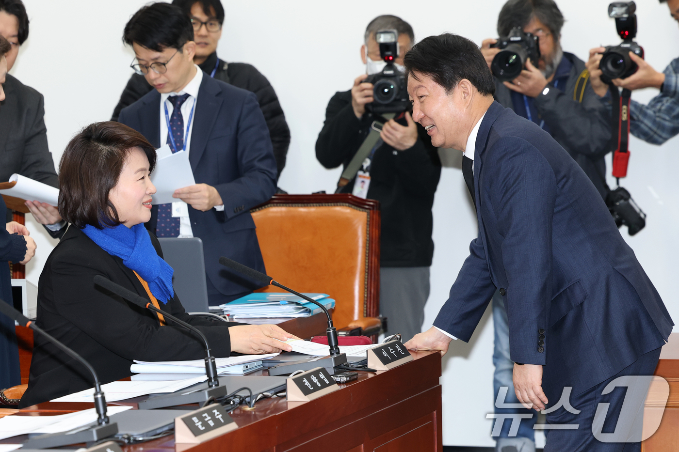 (서울=뉴스1) 이광호 기자 = 권영진 여객기 참사 특위 위원장과 야당 간사인 이수진 의원이 16일 오전 서울 여의도 국회에서 열린 12.29여객기 참사 진상규명과 피해자 및 유가 …