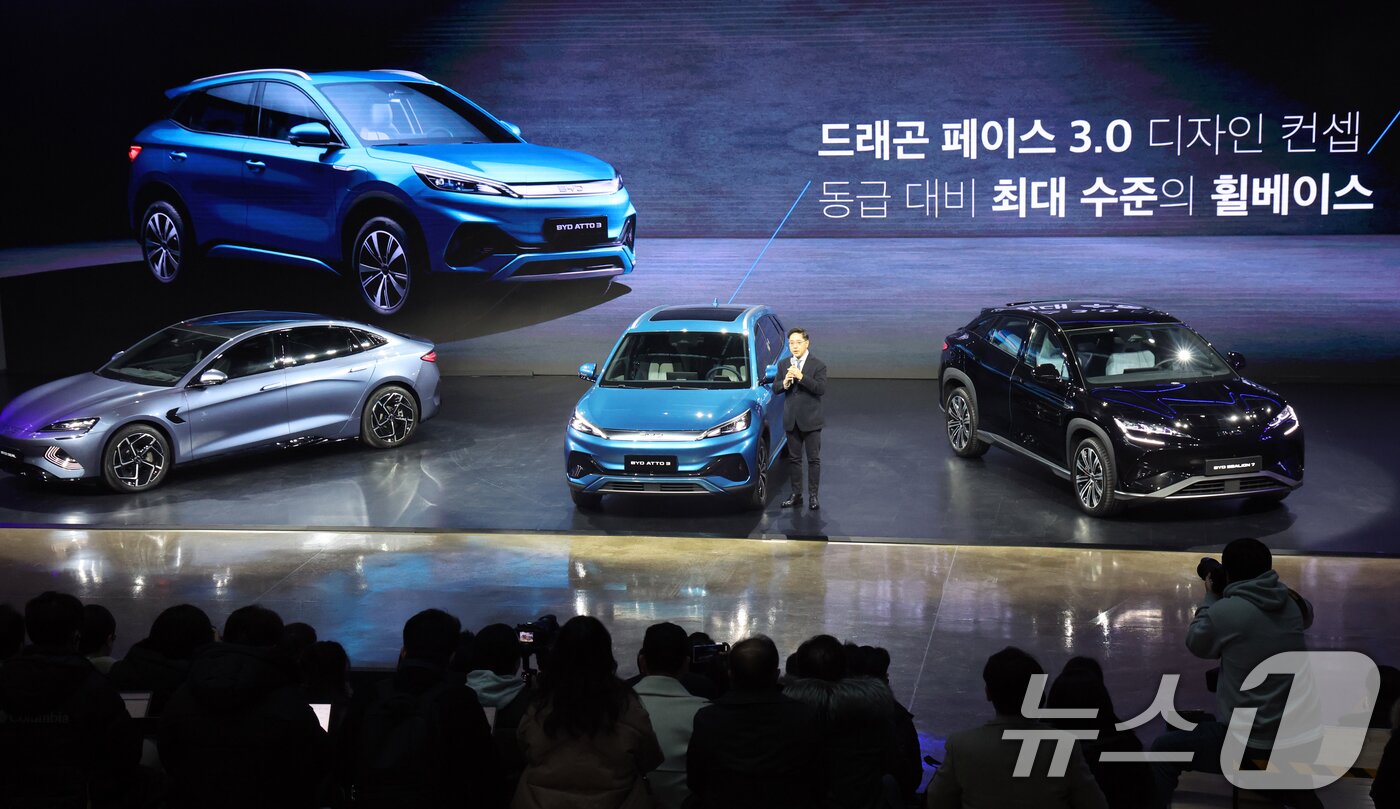 본문 이미지 - 16일 인천시 중구 상상플랫폼에서 열린 BYD 승용 브랜드 런칭 미디어 쇼케이스에서 조인철 BYD 코리아 승용부문 대표가 차량을 소개하고 있다. 2025.1.16 ⓒ 뉴스1 김명섭 기자