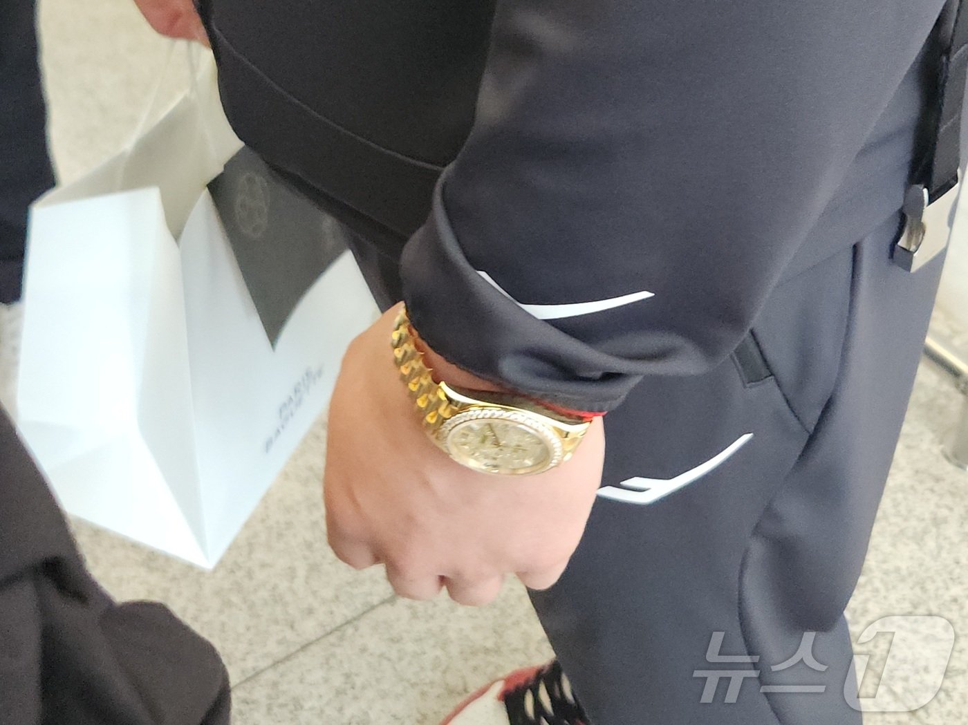 본문 이미지 - 오지환이 착용한 우승 보너스 시계. ⓒ News1 이재상기자