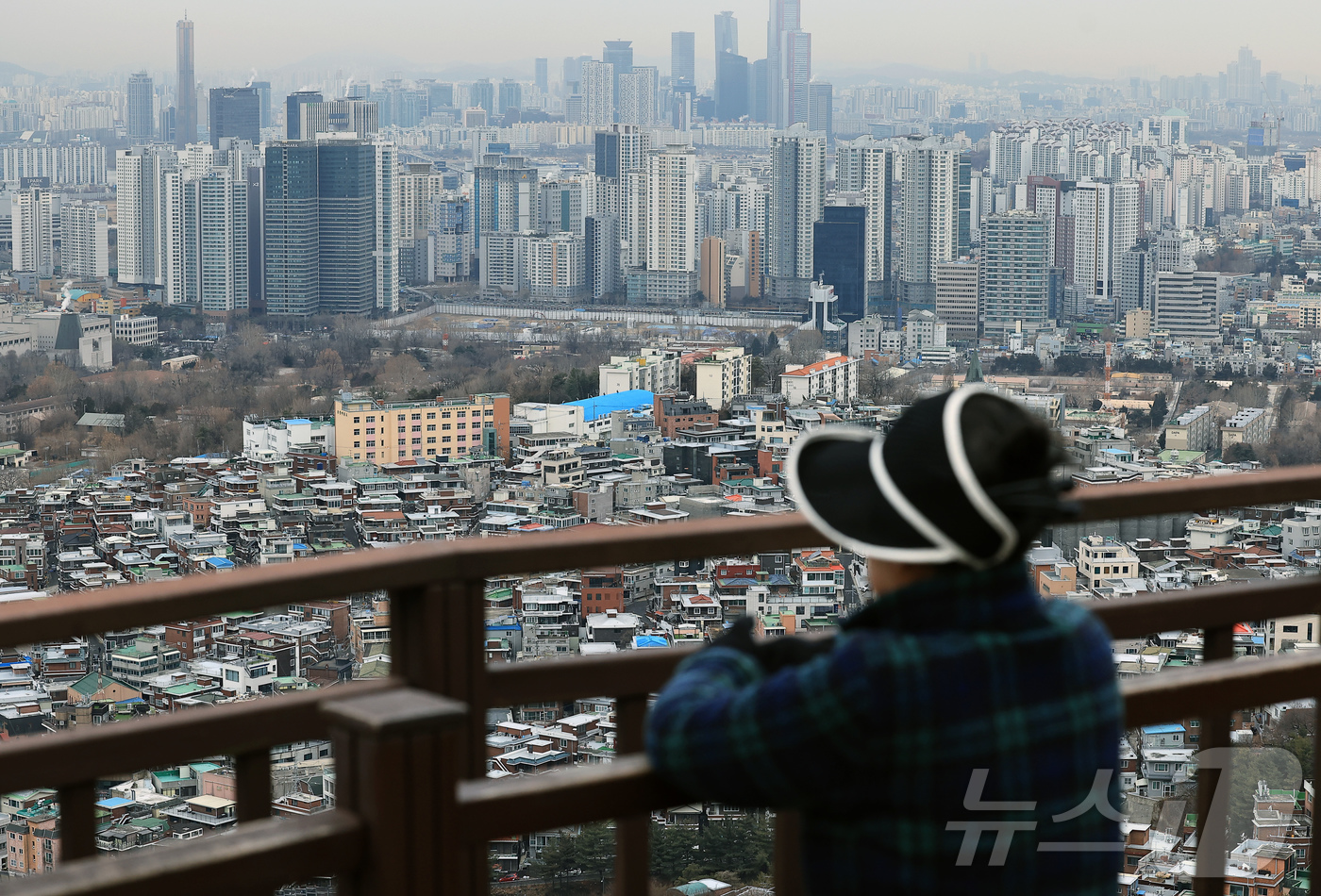 (서울=뉴스1) 박정호 기자 = 지날달 전국 집값이 하락으로 돌아선 것으로 발표된 15일 서울 남산을 오르던 시민이 멈춰 도심을 바라보고 있다.한국부동산원이 이날 발표한 2024년 …
