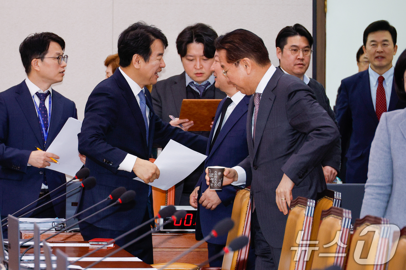 (서울=뉴스1) 안은나 기자 = 문진석 더불어민주당, 권영진 국민의힘 간사가 16일 서울 여의도 국회에서 열린 제420회국회(임시회) 제3차 국토교통위원회 전체회의에서 대화하고 있 …