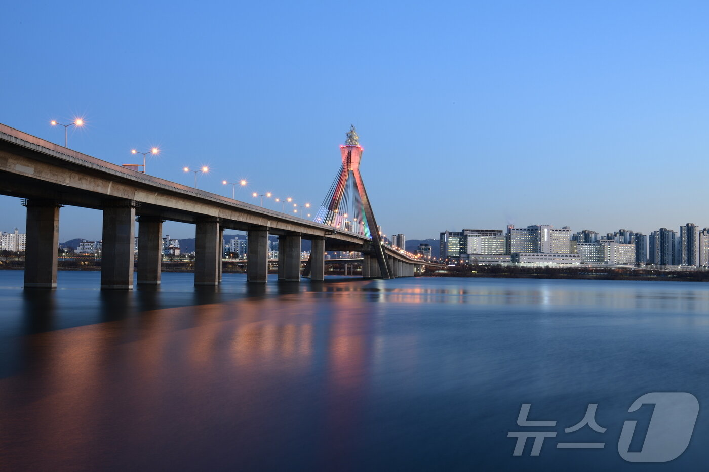 본문 이미지 - 송상진 사진가 &#39;한강을 따라서&#39;에 실린 한강/뉴스1