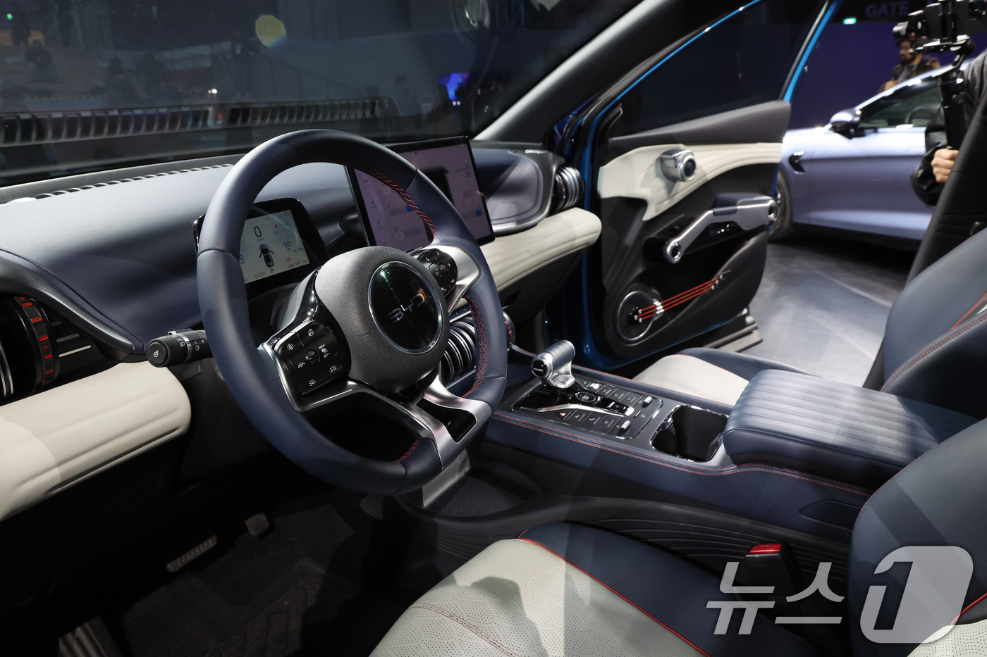 (인천=뉴스1) 김명섭 기자 = 16일 인천시 중구 상상플랫폼에서 열린 BYD 승용 브랜드 런칭 미디어 쇼케이스에서 아토3(ATTO3), 씰리온7( SEALION 7), 씰(SEA …