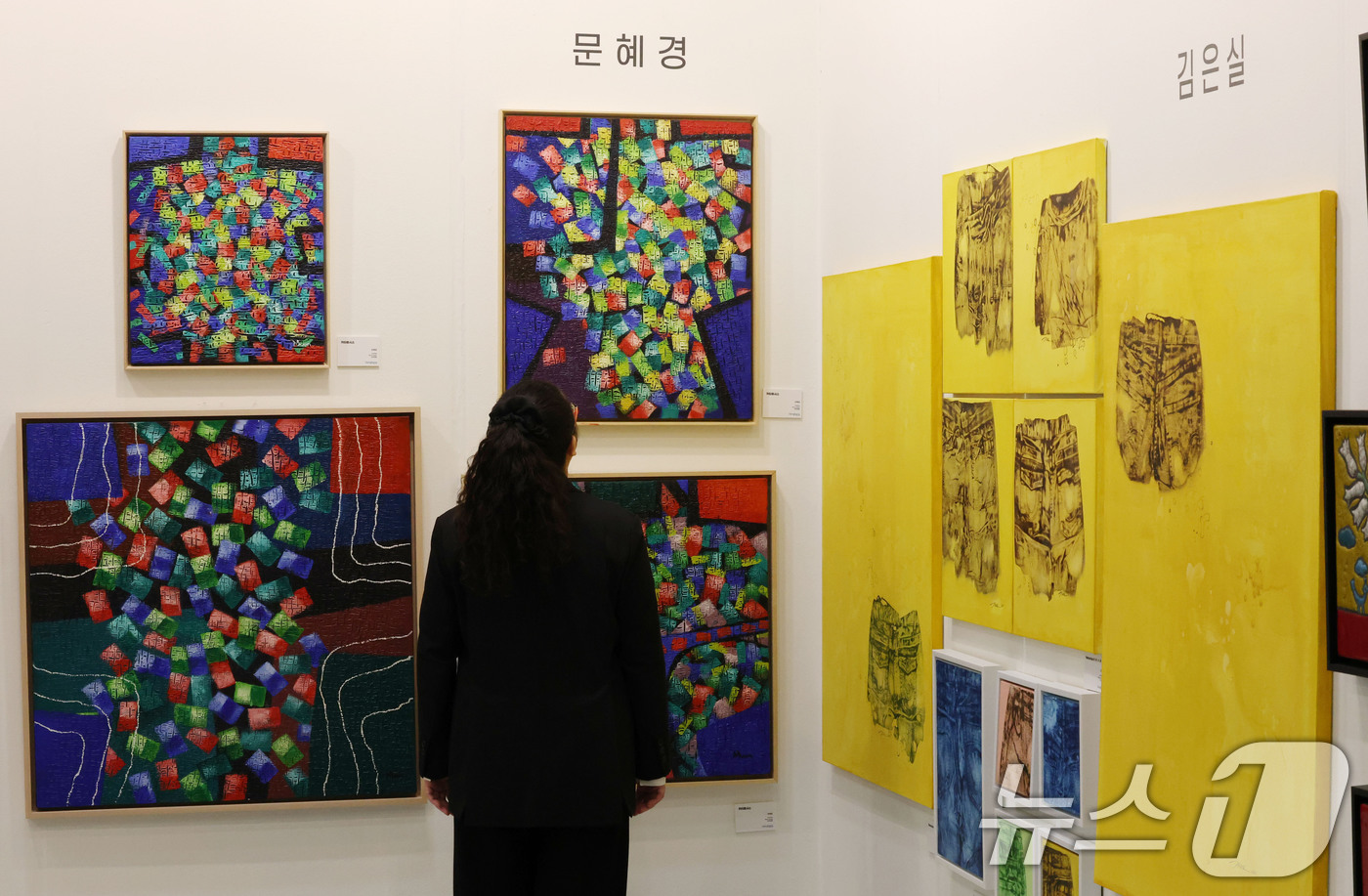 (서울=뉴스1) 박세연 기자 = 16일 서울 강남구 코엑스에서 열린 월드아트엑스포 2025를 찾은 관람객이 전시 된 작품을 살펴보고 있다.세계 각국에서 주목받는 예술가들이 참여해 …