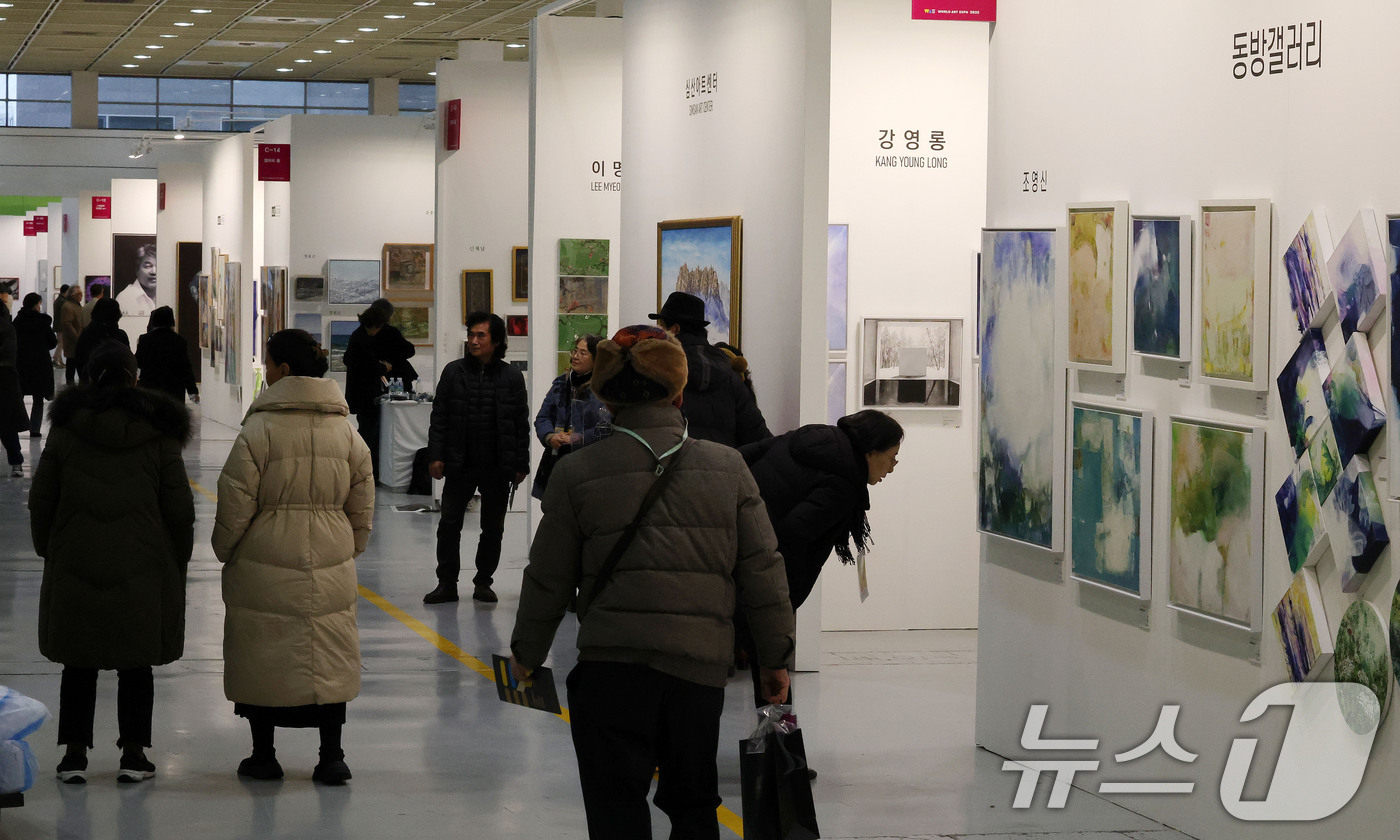 (서울=뉴스1) 박세연 기자 = 16일 서울 강남구 코엑스에서 열린 월드아트엑스포 2025를 찾은 관람객들이 전시 된 작품을 살펴보고 있다.세계 각국에서 주목받는 예술가들이 참여해 …