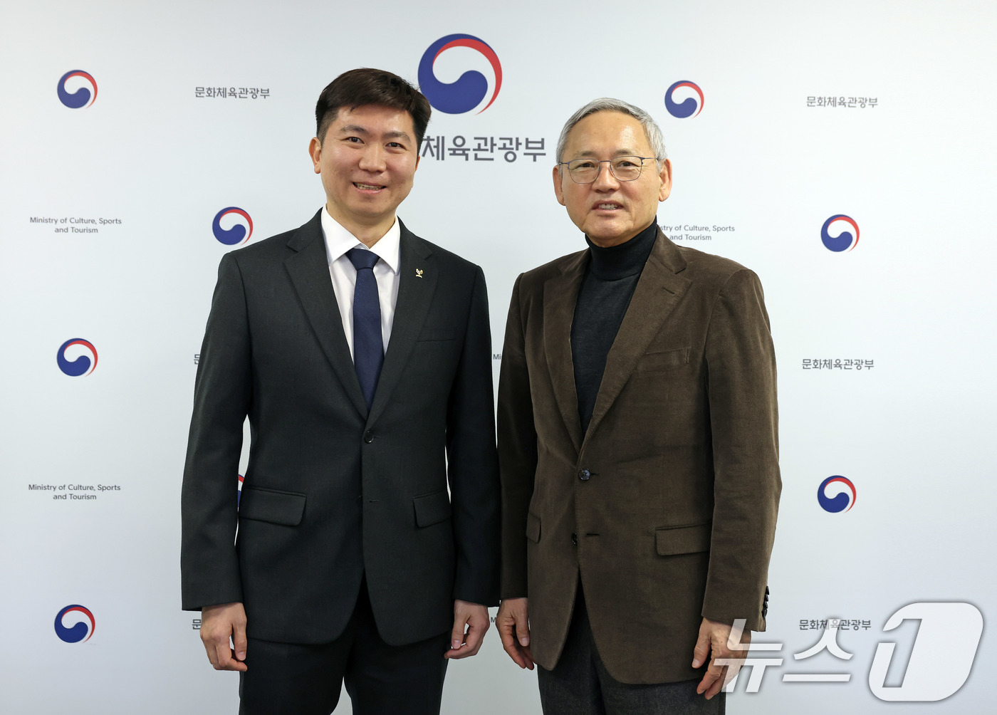 (서울=뉴스1) = 유인촌 문화체육관광부 장관이 16일 서울 종로구 국립현대미술관 회의실에서 유승민 제42대 대한체육회장 당선인과 인사 후 기념촬영을 하고 있다. (문화체육관광부 …