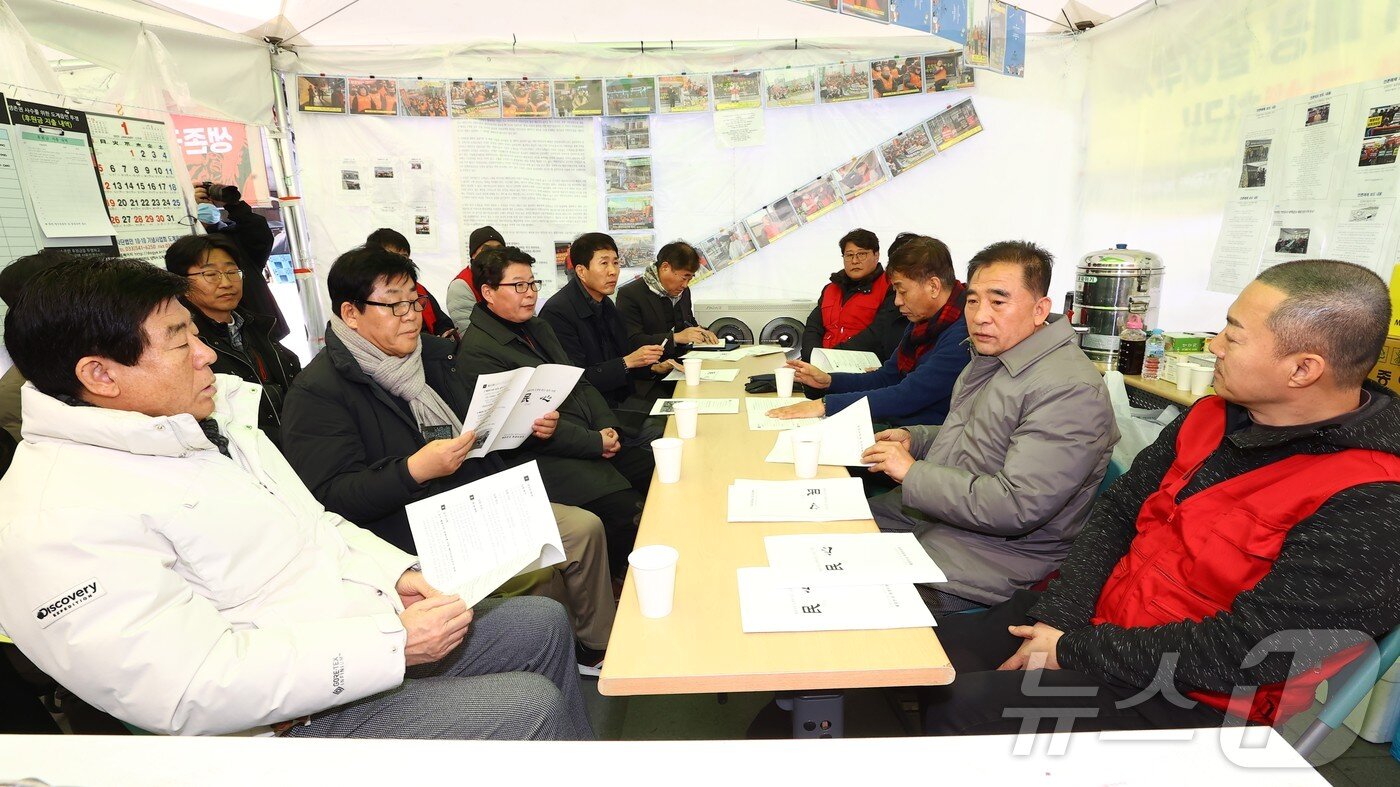 본문 이미지 - 강원도의회 폐광지역개발지원 특별위원회는 16일 도계광업소 폐광 반대 투쟁 현장 방문해 지역 생존 대책에 대해 논의했다.(강원도의회 제공) 2025.1.16/뉴스1