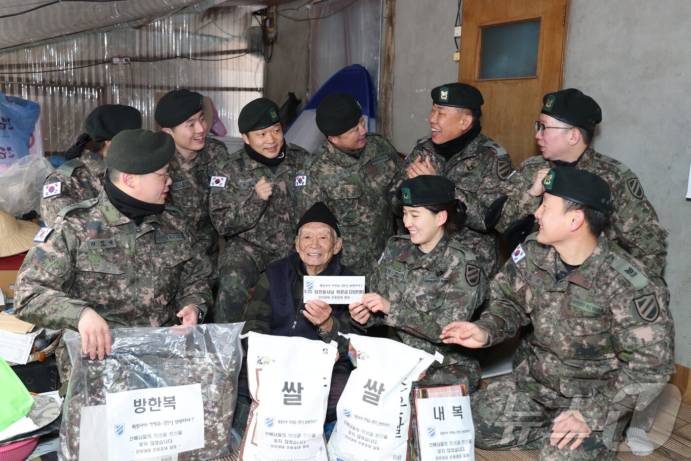 본문 이미지 - 11기동사단 불사조대단, 6·25전쟁 참전용사 위문품 전달.(11사단 제공)