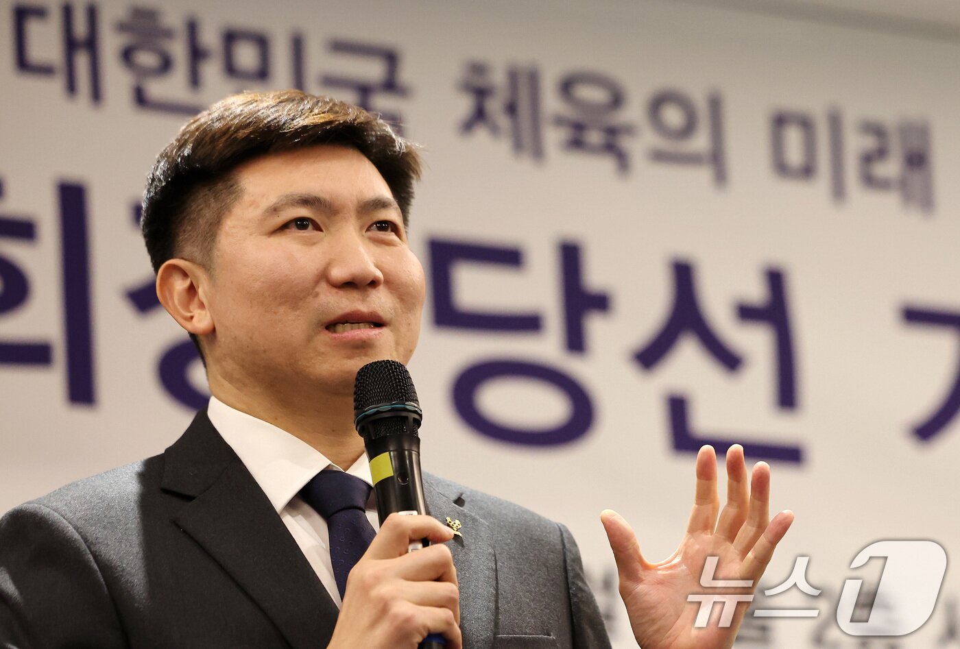 본문 이미지 - 유승민 대한체육회장 당선인이 16일 서울 중구 프레이저 플레이스 센트럴에서 열린 제42대 대한체육회장 당선 기자회견에서 인사말을 하고 있다. 2025.1.16/뉴스1 ⓒ News1 이동해 기자