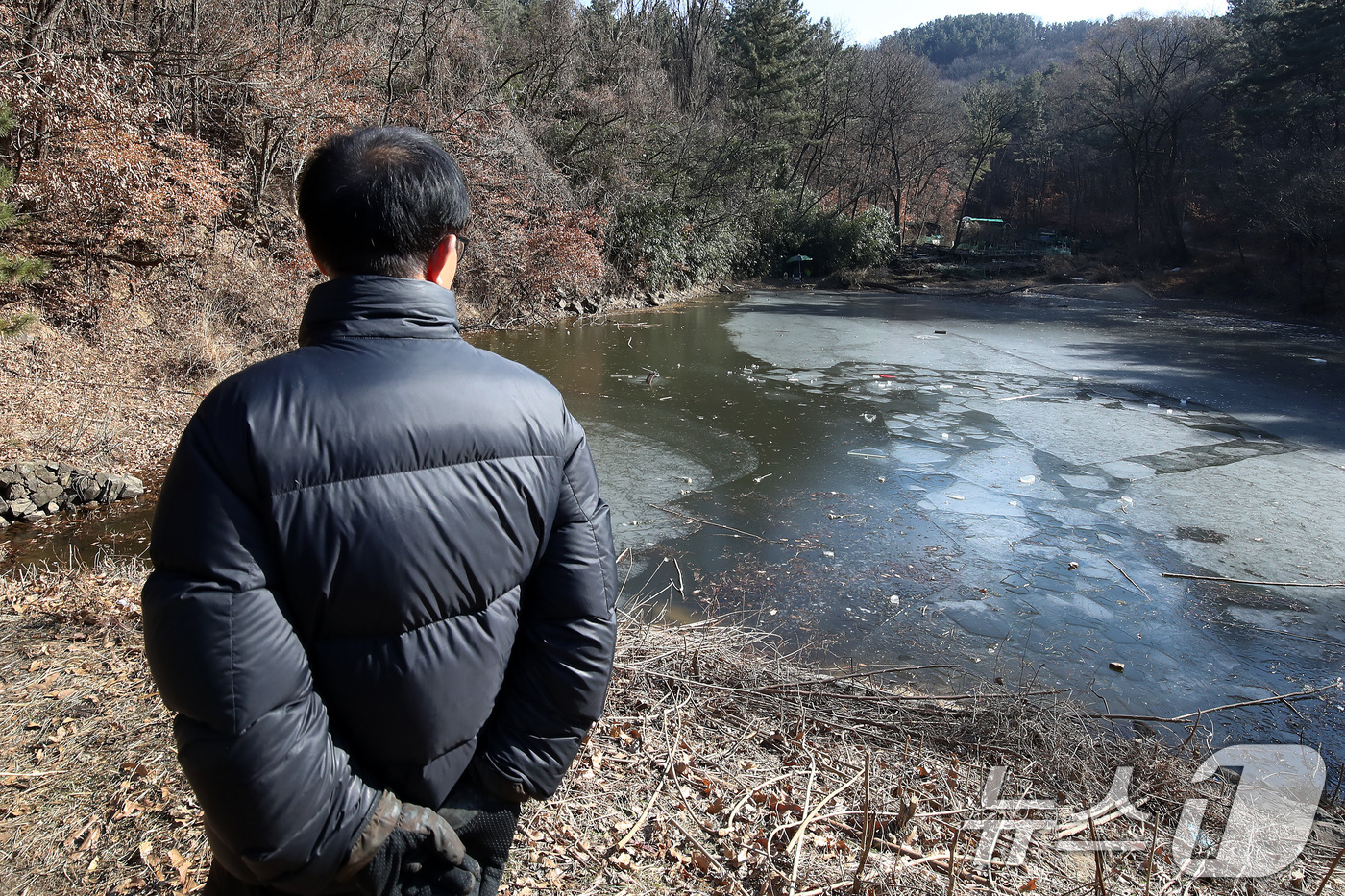 (대구=뉴스1) 공정식 기자 = 16일 오후 대구 달성군 다사읍 서재리 한 저수지에서 한 시민이 최근 이곳에서 중학생 1명이 숨졌다는 소식을 듣고 찾아와 안타까운 심정으로 빙판을 …