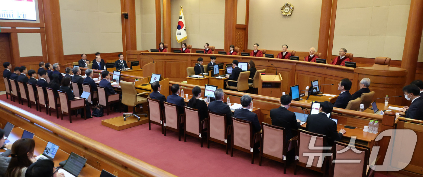 (서울=뉴스1) 황기선 기자 = 윤석열 대통령 탄핵 심판의 두번째 변론기일인 16일 오후 서울 종로구 헌법재판소에 정계선(왼쪽부터), 김복형, 정정미, 이미선, 문형배, 김형두, …