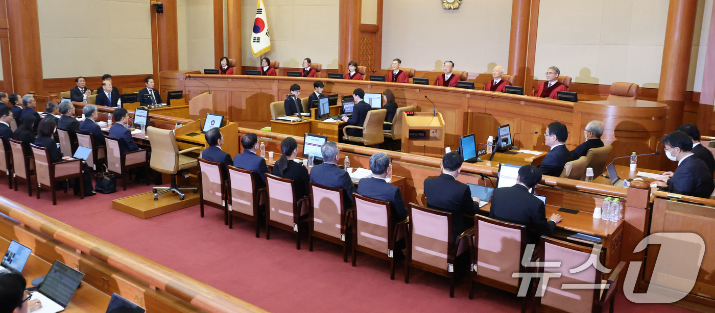 (서울=뉴스1) 황기선 기자 = 윤석열 대통령 탄핵 심판의 두번째 변론기일인 16일 오후 서울 종로구 헌법재판소에 정계선(왼쪽부터), 김복형, 정정미, 이미선, 문형배, 김형두, …