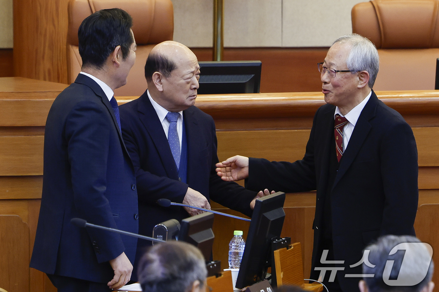 (서울=뉴스1) 황기선 기자 = 정청래 국회 탄핵소추단장이 16일 서울 종로구 헌법재판소 대심판정에서 열린 윤석열 대통령 탄핵심판 2회 변론기일서 윤석열 대통령의 법률대리인과 인사 …