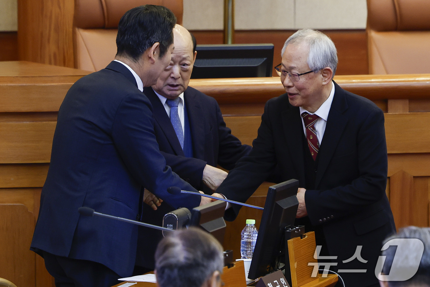 (서울=뉴스1) 황기선 기자 = 정청래(왼쪽) 국회 탄핵소추단장이 16일 서울 종로구 헌법재판소 대심판정에서 열린 윤석열 대통령 탄핵심판 2회 변론기일에서 윤석열 대통령의 법률대리 …