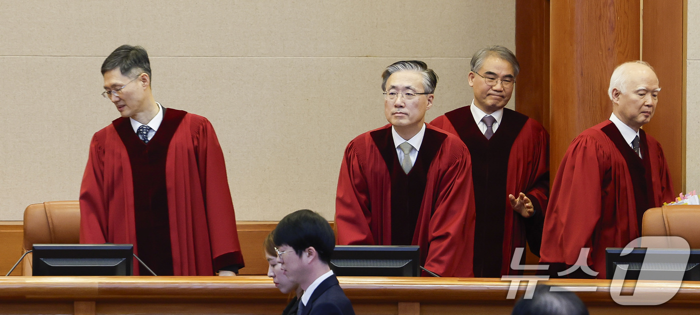 (서울=뉴스1) 황기선 기자 = 16일 서울 종로구 헌법재판소 대심판정에서 열린 윤석열 대통령 탄핵심판 2회 변론기일에 문형배 헌법재판소장 권한대행 등 재판관들이 참석하고 있다. …