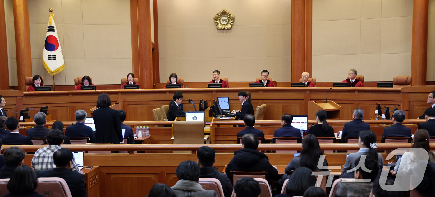 (서울=뉴스1) 황기선 기자 = 윤석열 대통령 탄핵심판 2차 변론기일이 진행된 16일 오후 서울 종로구 헌법재판소 심판정에서 변론기일이 진행되고 있다. 왼쪽부터 정계선, 김복형, …