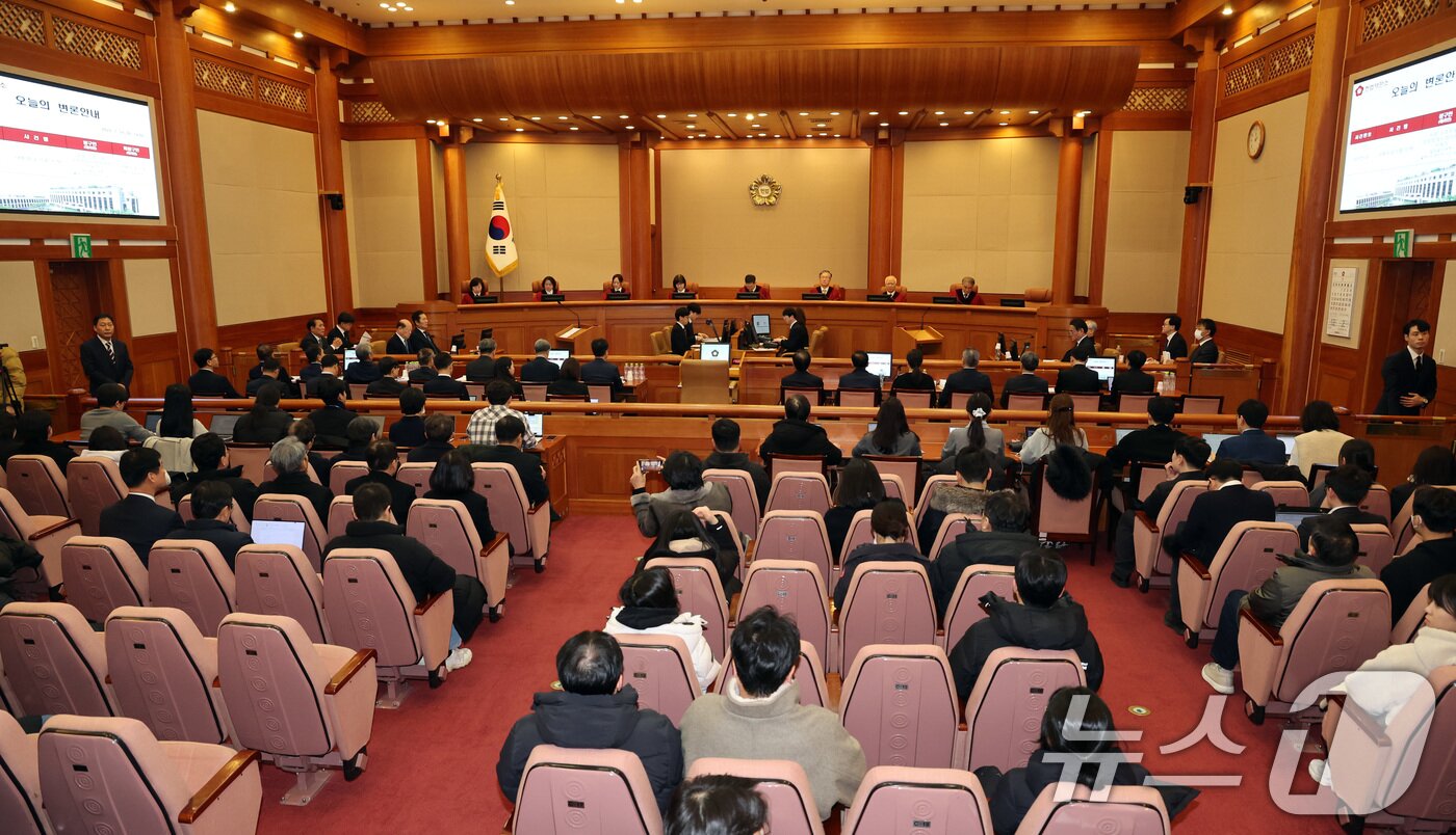 본문 이미지 - 윤석열 대통령 탄핵심판 2차 변론기일이 진행된 16일 오후 서울 종로구 헌법재판소 심판정에서 변론기일이 진행되고 있다. 왼쪽부터 정계선, 김복형, 정정미, 이미선, 문형배, 김형두, 정형식, 조한창 재판관. (공동취재) 2025.1.16/뉴스1 ⓒ News1 황기선 기자