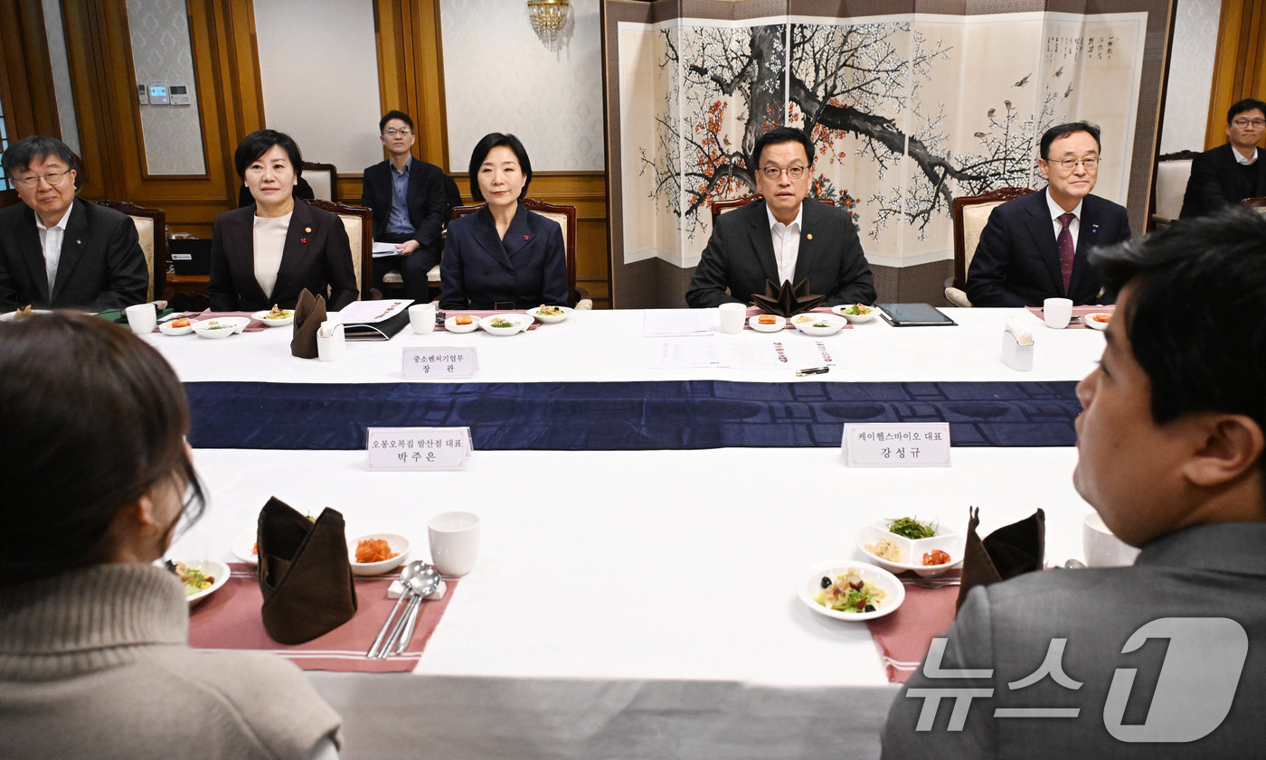 (서울=뉴스1) = 최상목 대통령 권한대행 부총리 겸 기획재정부 장관이 16일 서울 종로구 정부서울청사에서 소상공인 오찬간담회를 하고 있다. (기획재정부 제공) 2025.1.16/ …