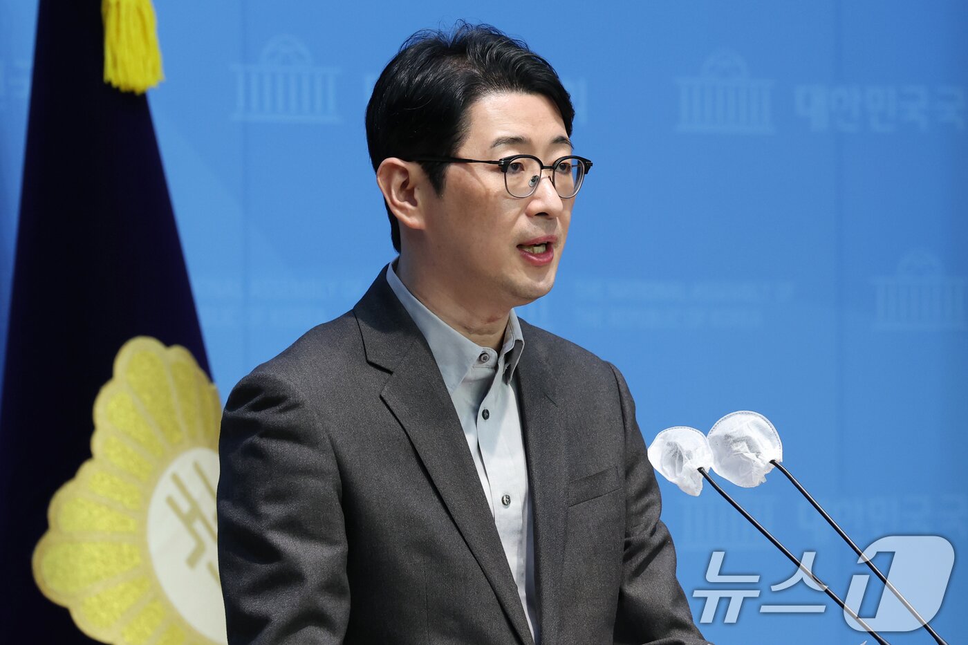 본문 이미지 - 국민의힘 법률자문위원장인 주진우 의원이 16일 오후 서울 여의도 국회 소통관에서 더불어민주당 카톡 검열 고발 관련 기자회견을 열고 &#34;민주당은 국민을 상대로 검열하고 협박하는 짓을 멈춰야 한다＂고 말하고 있다. 2025.1.16/뉴스1 ⓒ News1 이광호 기자