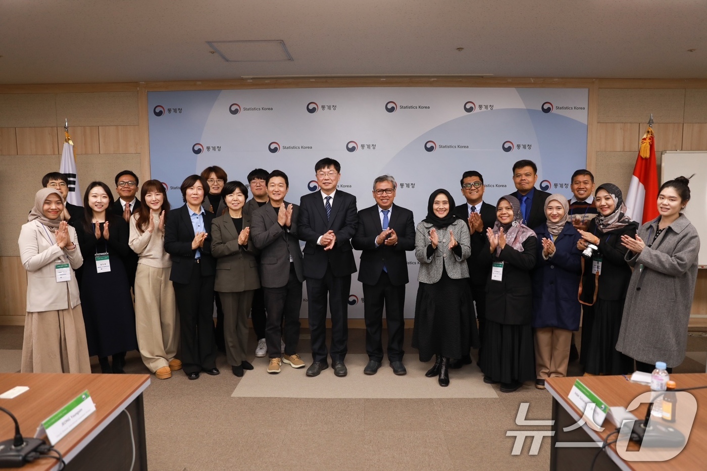 (서울=뉴스1) = 안형준 통계청 차장이 16일 통계청을 방문한 인도네시아 인구통계 교육 연수단과 기념 촬영을 하고 있다. (통계청 제공) 2025.1.16/뉴스1