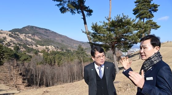 이남철 고령군수 설명 듣고 있는 최응천 국가유산청장