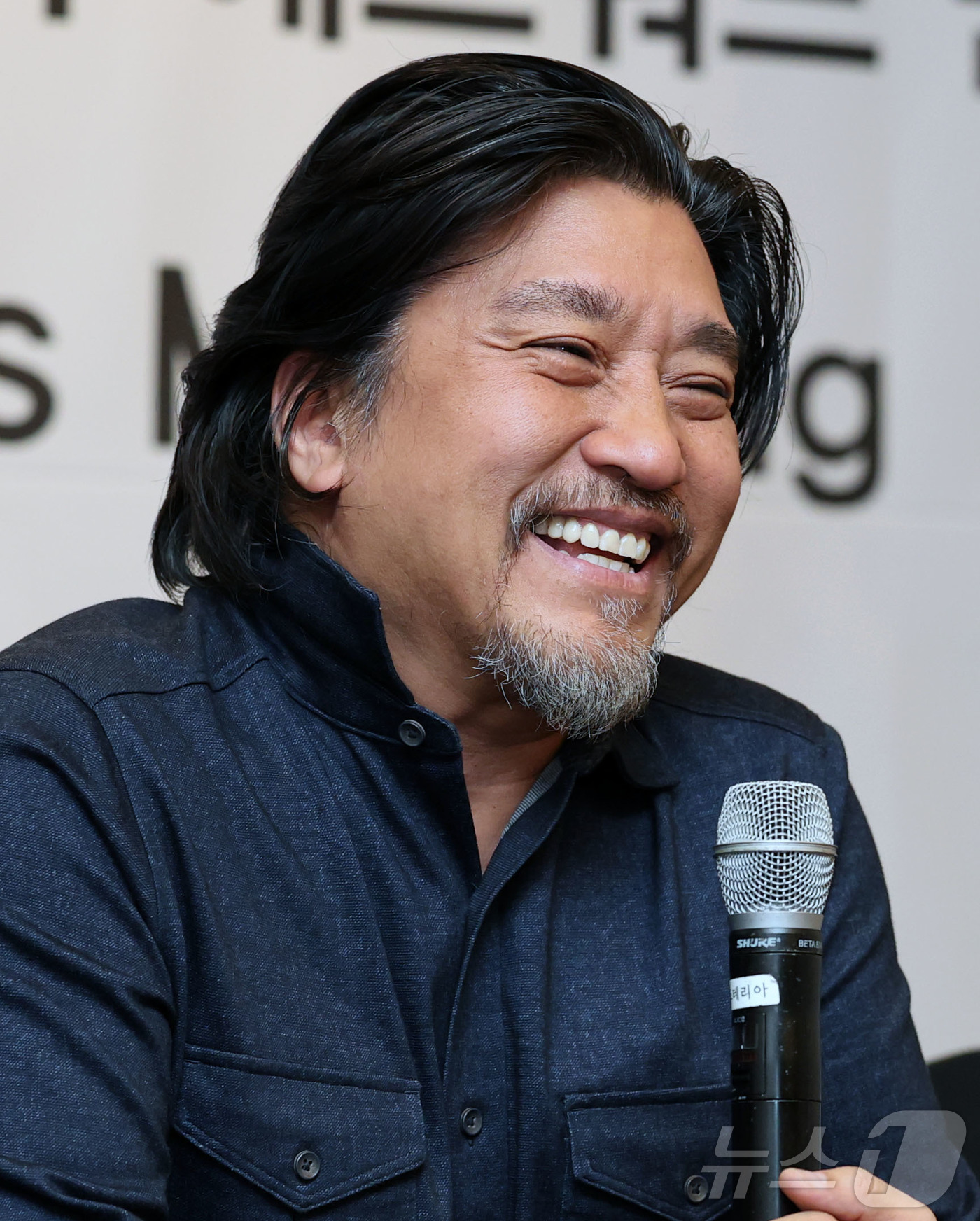 (서울=뉴스1) 박세연 기자 = 에드워드 리 셰프가 16일 서울 강남구 그랜드인터컨티넨탈 파르나스 호텔에서 열린 한국이미지 징검다리상 수상 기념 언론간담회에서 취재진 질문에 답하며 …