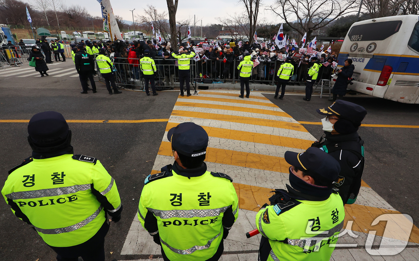 (의왕=뉴스1) 오대일 기자 = 16일 오후 경기 의왕 서울구치소 정문 앞에 윤석열 대통령 지지자들이 모여 있다. 내란 우두머리 혐의로 체포, 구금된 윤석열 대통령은 이날 오후 중 …
