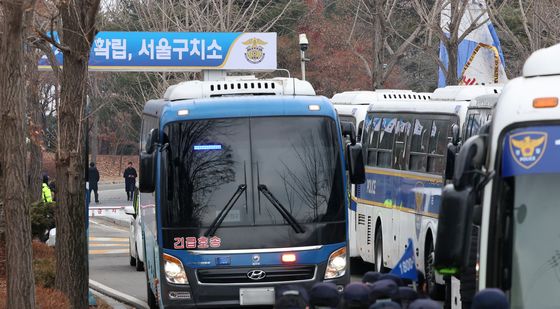 윤 대통령, 경호차 아닌 법무부 호송버스 탄다