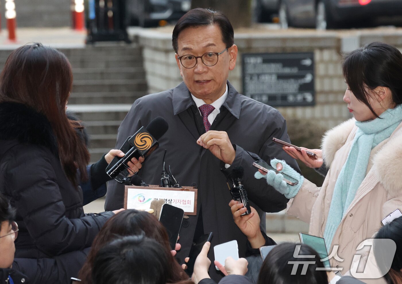 본문 이미지 - 윤석열 대통령 측 석동현 변호사가 16일 오후 서울 서초구 서울중앙지법에서 열린 윤 대통령에 대한 체포적부심사에 출석하며 취재진의 질문에 답하고 있다. 이날 윤 대통령은 체포적부심사에 출석하지 않았다. (공동취재)/뉴스1 ⓒ News1 김명섭 기자