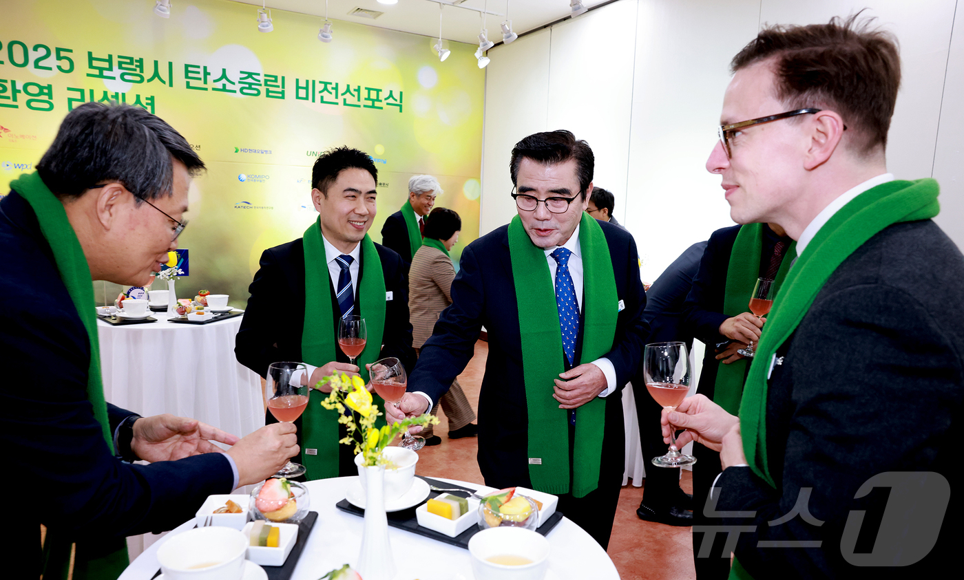 (보령=뉴스1) 김기태 기자 = 김동일 보령시장이 16일 충남 보령 문화예술회관에서 열린 보령군·대천시 통합 30주년 기념행사에 앞서 내빈들과 리셉션을 하고 있다. (보령시 제공) …