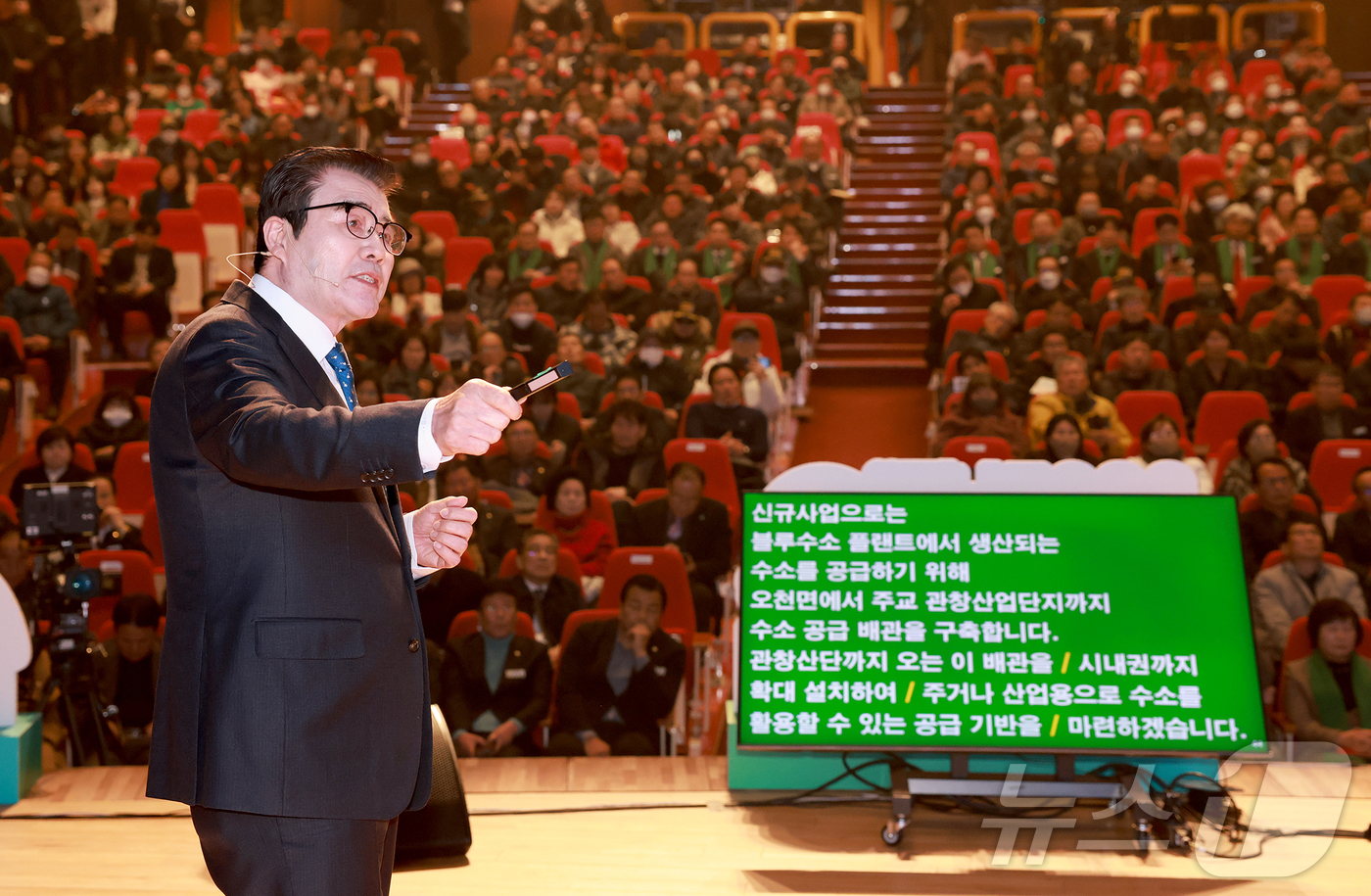 (보령=뉴스1) 김기태 기자 = 김동일 보령시장이 16일 충남 보령 문화예술회관에서 열린 보령군·대천시 통합 30주년 기념행사에서 비전을 제시하고 있다. (보령시 제공) 2025. …