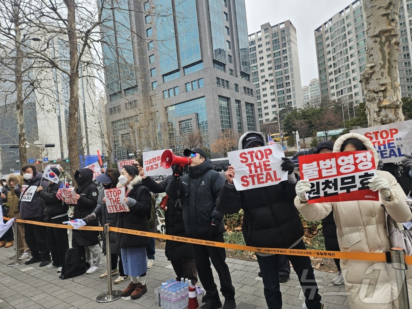 본문 이미지 - 16일 오후 서울 마포구 서울서부지법 앞에서 '불법 영장 기각'을 외치는 시민들 2025.1.16/뉴스1 ⓒ News1 장시온 기자