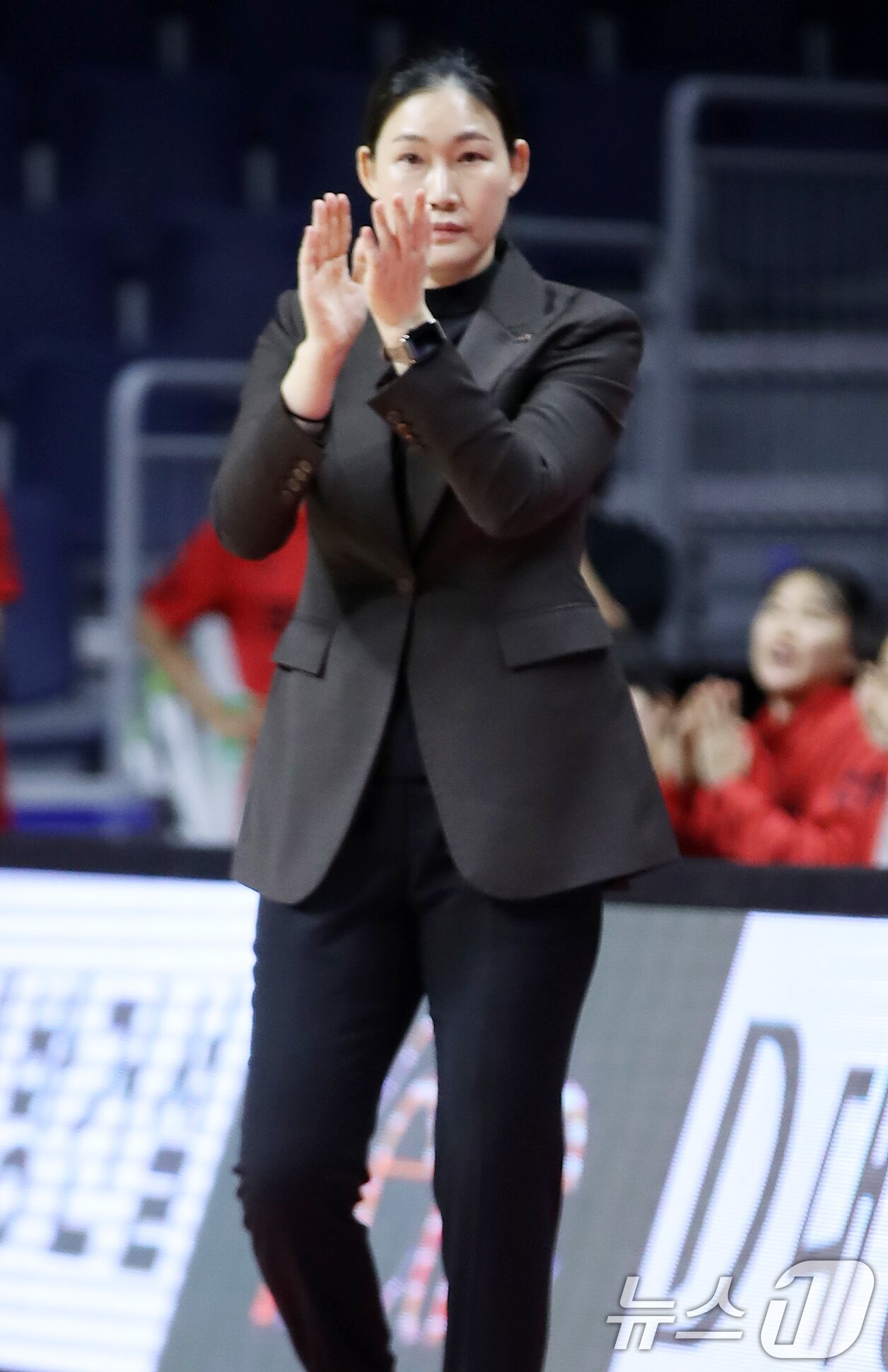 본문 이미지 - 16일 오후 부산 사직실내체육관에서 열린 하나은행 2024-2025 여자프로농구 부산 BNK 썸과 용인 삼성생명 블루밍스의 경기에서 BNK 썸 박정은 감독이 경기를 지켜보며 손뼉을 치고 있다. 2025.1.16/뉴스1 ⓒ News1 윤일지 기자
