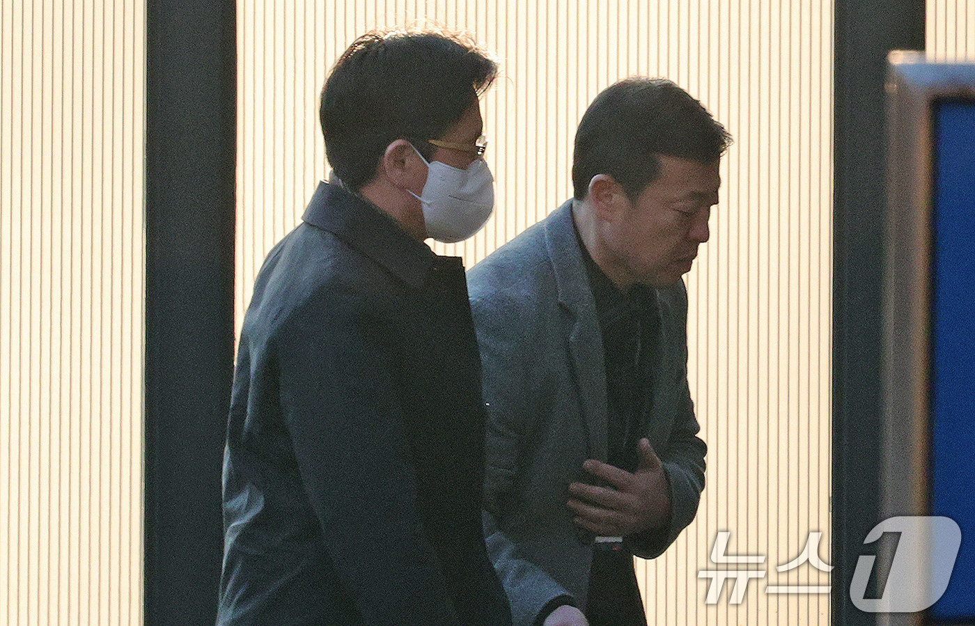 (과천=뉴스1) 장수영 기자 = 오동운 고위공직자범죄수사처(공수처) 처장이 17일 오전 경기 정부과천청사 공수처로 출근하고 있다.공수처는 윤석열 대통령에게 오전 10시까지 재출석을 …