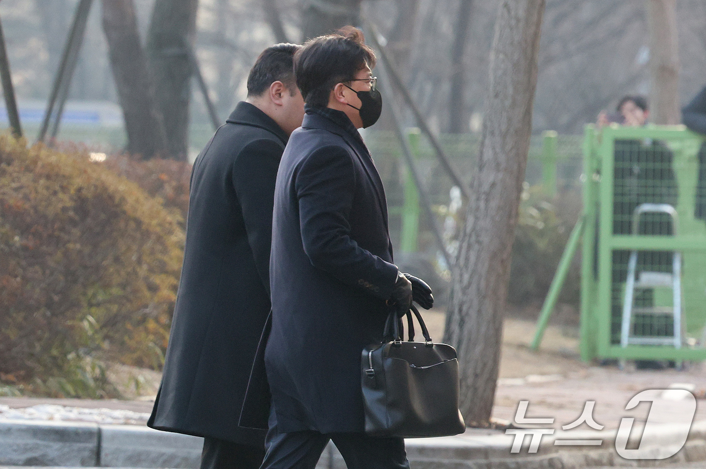 (서울=뉴스1) 장수영 기자 = 이재승 고위공직자범죄수사처(공수처) 차장이 17일 오전 경기 정부과천청사 공수처로 출근하고 있다.이 차장은 이대환·차정현 부장검사와 함께 윤 대통령 …