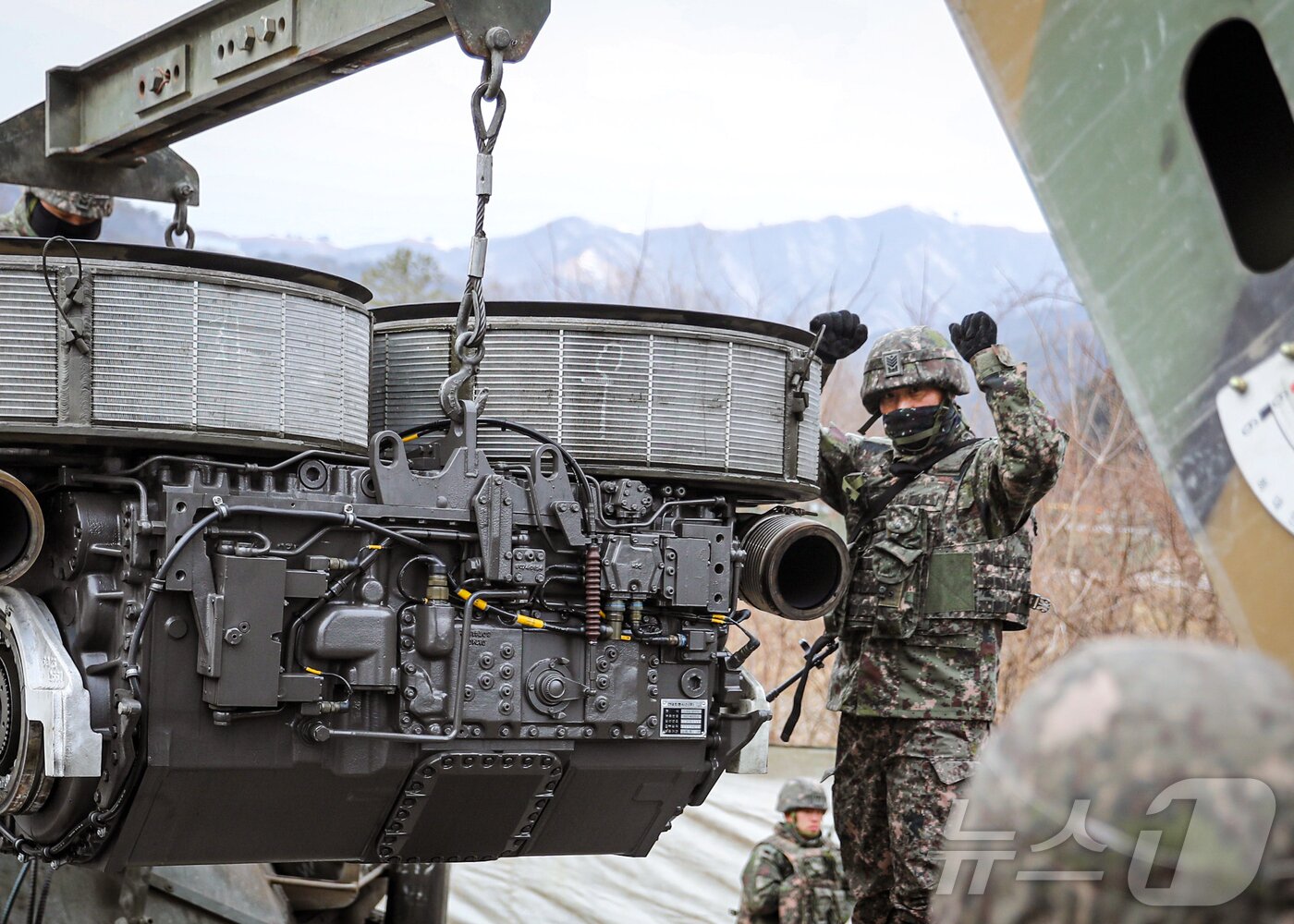 본문 이미지 - 육군 제3기갑여단 장병들이 최근 K1구난전차를 이용해 5T에 달하는 동력발생장치를 교체하고 있다.(육군 제3기갑여단 제공)