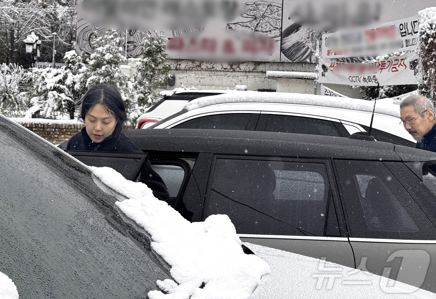 (서울=뉴스1) 박혜성 기자 = 홍상수 감독(64)과 연인 사이인 배우 김민희(42)가 임신한 것으로 알려졌다.17일 디스패치에 따르면 김민희는 지난해 여름 홍상수 감독의 아이를 …