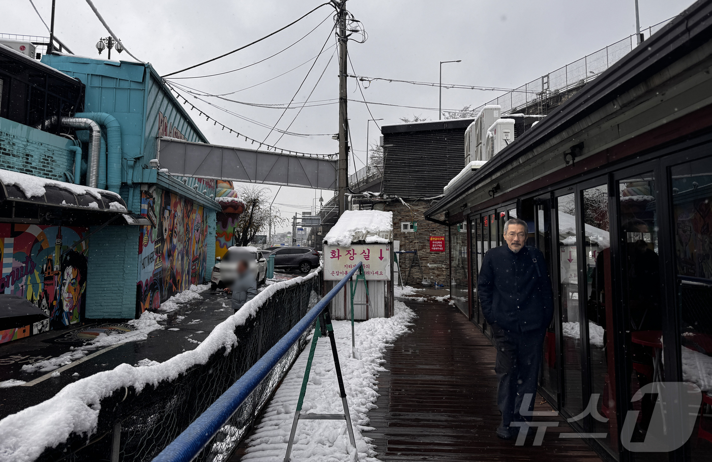 (서울=뉴스1) 박혜성 기자 = 홍상수 감독(64)과 연인 사이인 배우 김민희(42)가 임신한 것으로 알려졌다.17일 디스패치에 따르면 김민희는 지난해 여름 홍상수 감독의 아이를 …