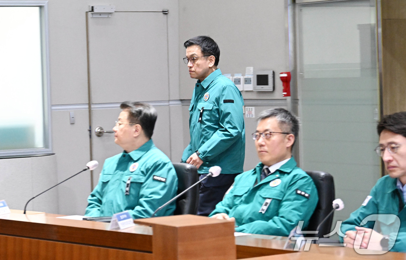 (서울=뉴스1) = 최상목 대통령 권한대행 부총리 겸 기획재정부 장관이 17일 서울 종로구 정부서울청사에서 열린 제주항공 여객기 사고 중앙재난안전대책본부 회의에 참석하고 있다. …