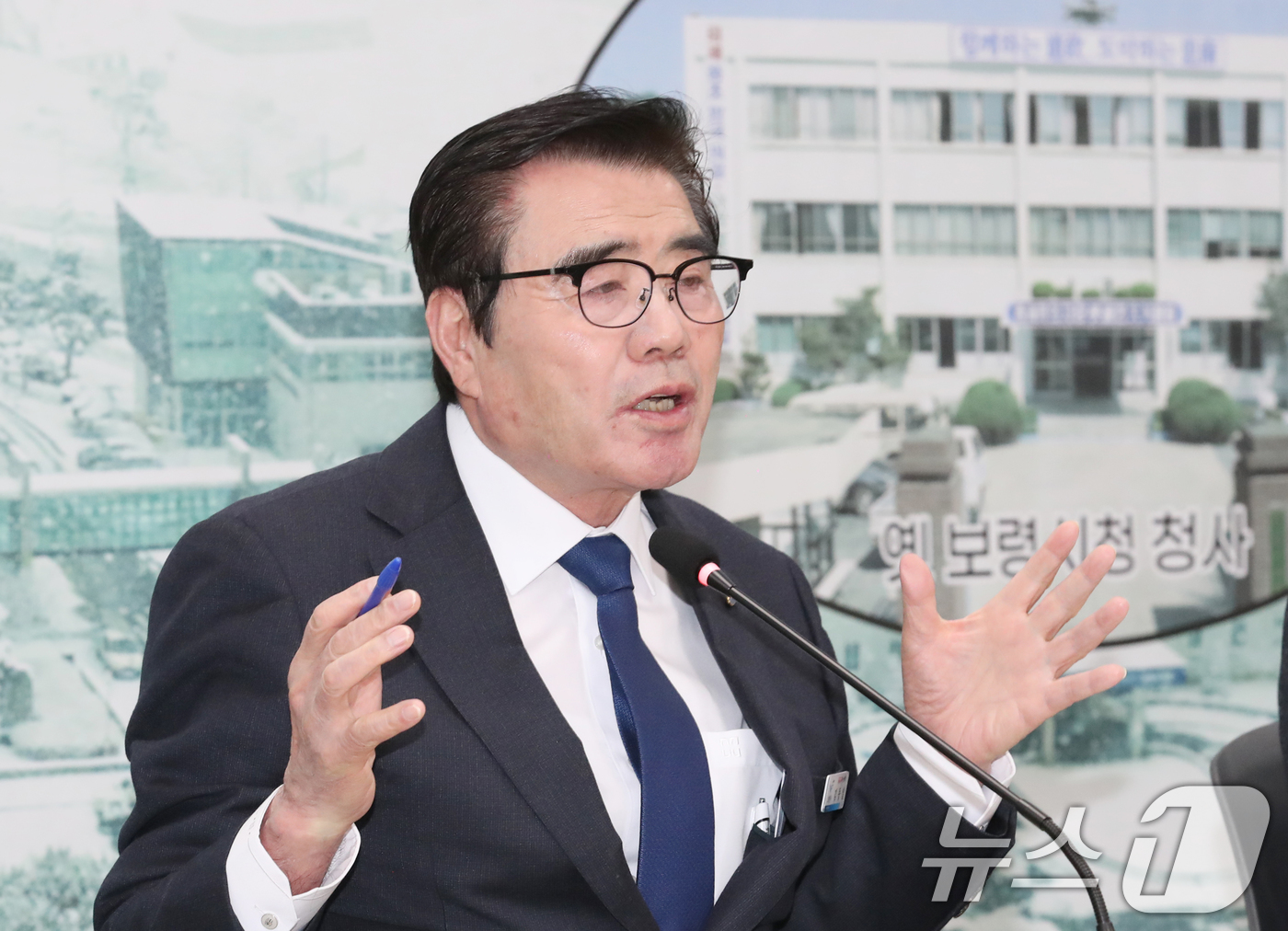 (보령=뉴스1) 김기태 기자 = 김동일 보령시장이 17일 충남 보령 원도심어울림센터에서 열린 신년 언론인 간담회에서 현안에 대한 질문에 답변을 하고 있다.2025.1.17/뉴스1